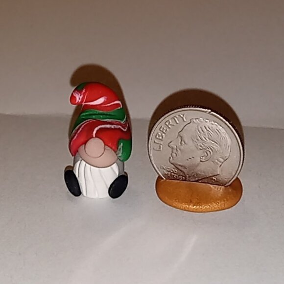 🎯 10 for $10 / Tiny Miniature Christmas Holiday Gnome Figure - Picture 1 of 2